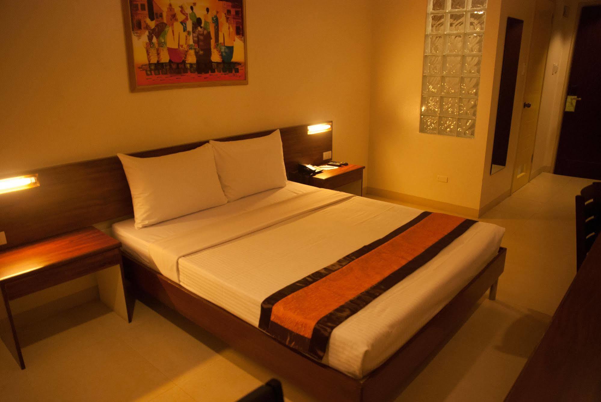M Suites Hotel Makati City Dış mekan fotoğraf