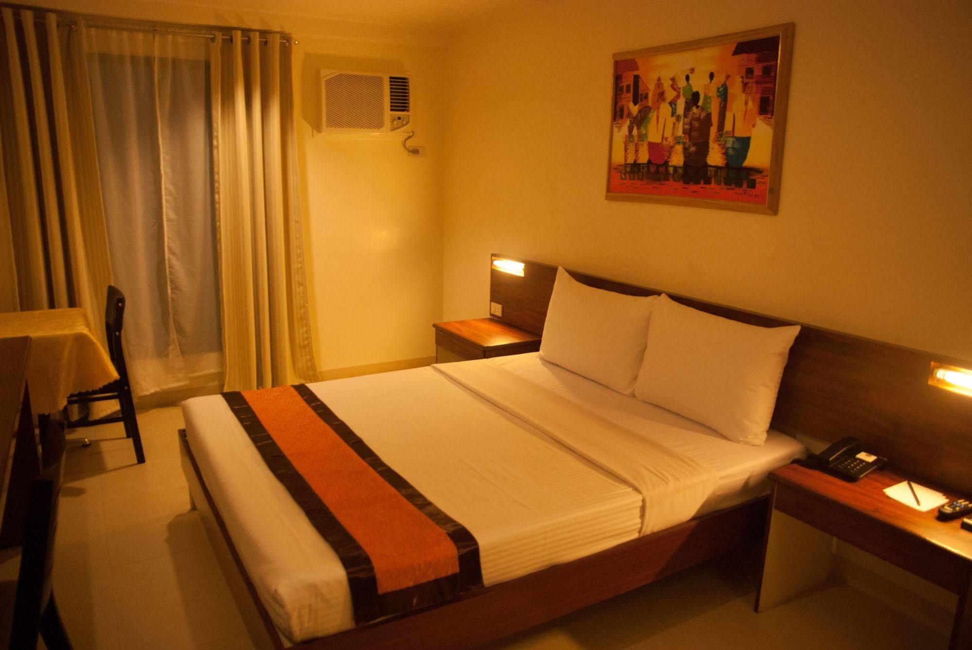 M Suites Hotel Makati City Dış mekan fotoğraf